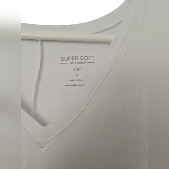 Torrid NWT White V-Neck Tunic Size 2 - Picture 2 of 5